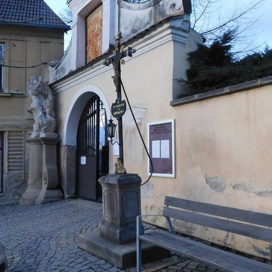 Kříž vedle hřbitovní brány v Telči