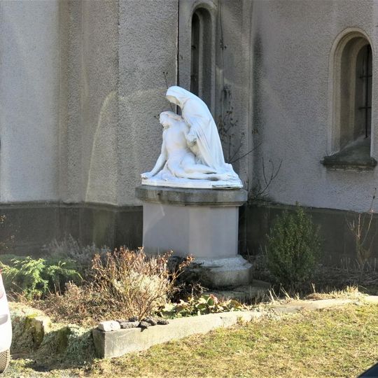 Socha Piety u poutní baziliky ve Filipově