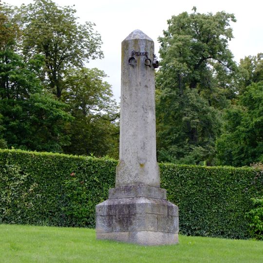 Whipping post, pillory