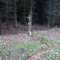 Kříž severně od Kotouně u lesa