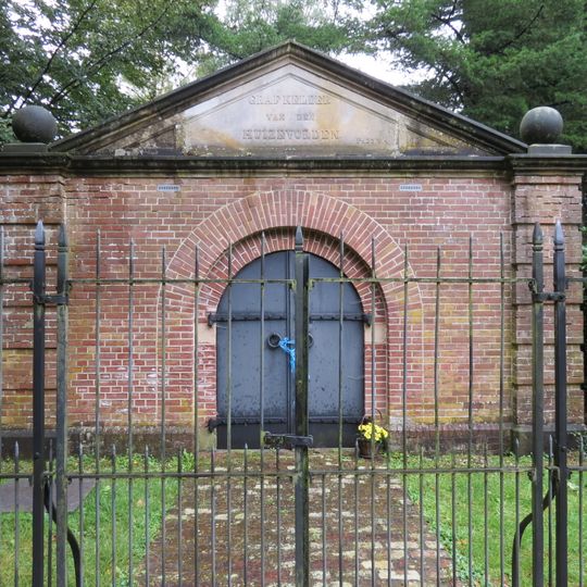 Zes grafheuvels en een grafkelder op de Algemene begraafplaats Vorden