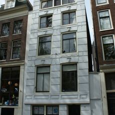 Pand met gevel onder rechte lijst bepleisterd