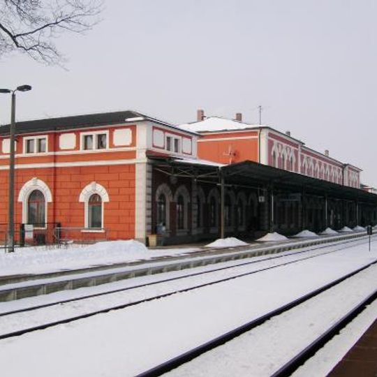 Einzeldenkmal der Sachgesamtheit Eisenbahn Löbau–Zittau: Empfangsgebäude , dazu Trägerkonstruktion der Bahnsteigüberdachung sowie Unterführung einschließlich überdachtem Gleisabgang (siehe auch Sachge