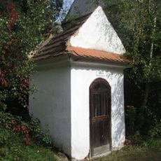 Kaplička v Zeměticích u Mlýnského rybníka
