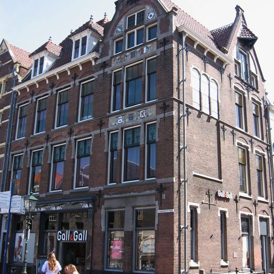 Groot winkel-woonhuis verwant aan de Art Nouveau