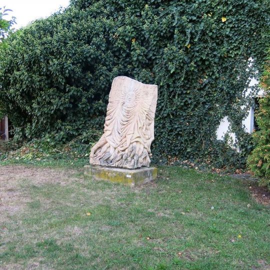 Kamenná plastika Tajemství na Studentském náměstí v Kadani