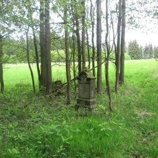 Kříž jihovýchodně od Ostřetína v lese