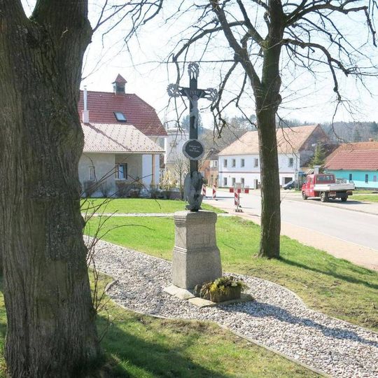 Kříž na návsi v Rájově