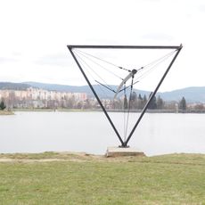 Kovová plastika Prut na břehu přehrady v Mšeně nad Nisou