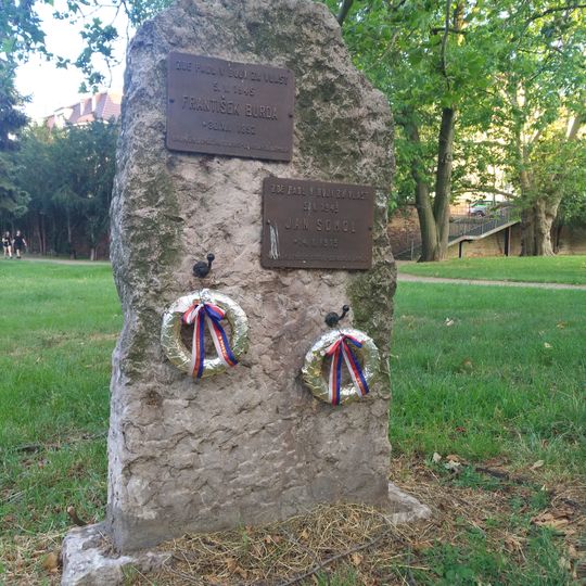 Pomník padlým v květnu 1945 v parku v ulici Na Valech