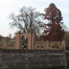 Poort op het bastion waar onderdoor de oprijweg zich voortzet