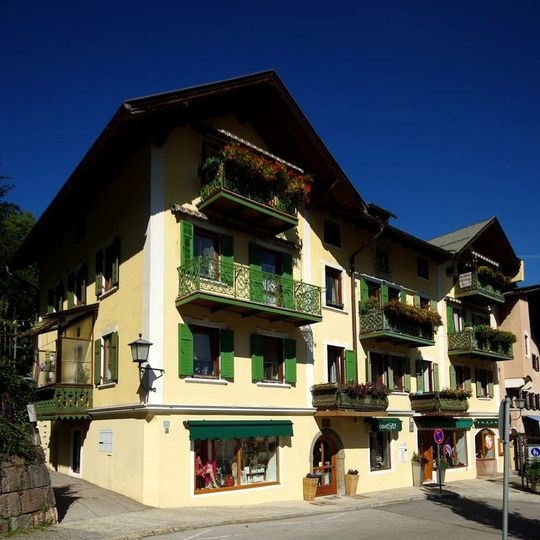 Wohn- und Geschäftshaus