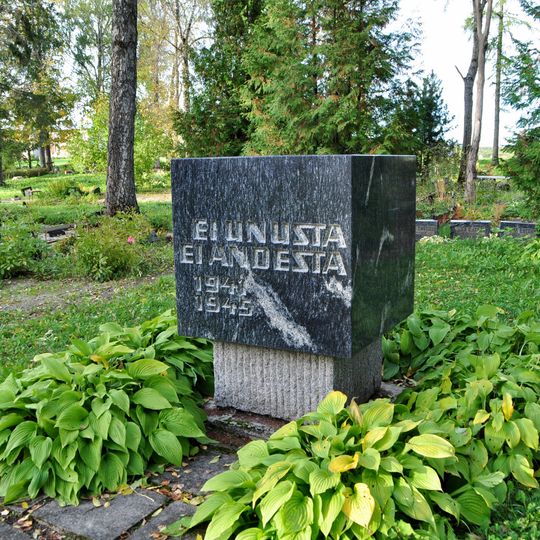II maailmasõjas hukkunute ühishaud Väike-Maarja kalmistul