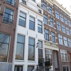 Huis met gevel onder rechte lijst met bakstenen attiek