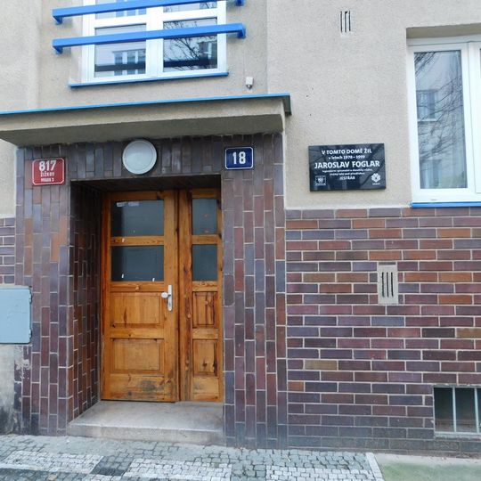 Pamětní deska Jaroslava Foglara na domě Křišťanova 817/18 na Žižkově
