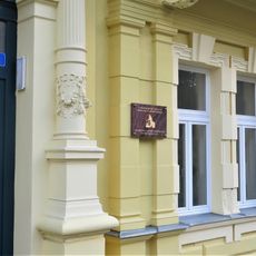 Pamětní deska Vladimira Nabokova na domě Ibsenova 175/7 v Mariánských Lázních