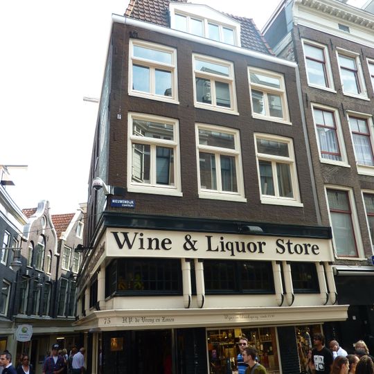 Hoekhuis onder gebroken schilddak