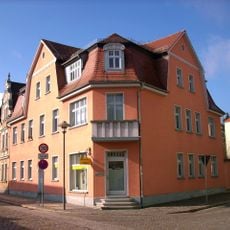 Wohnhaus, nach links in geschlossener Bebauung, Eckhaus Friedrichsstraße 34