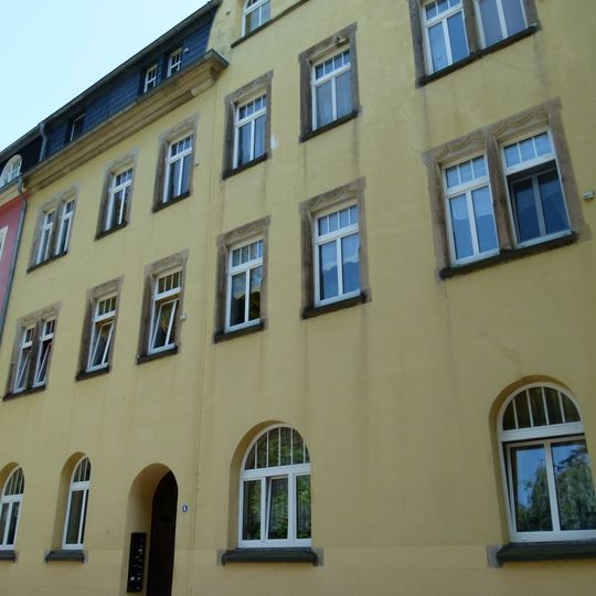 Mietshaus in geschlossener Bebauung Am Schillerplatz 6