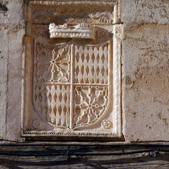 Escut del Conestable de Navarra sobre el portal de Santa Maria