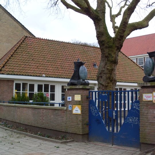 Muur verbindt aan de stadionkade beide voormalige overdekte speelplaatsen