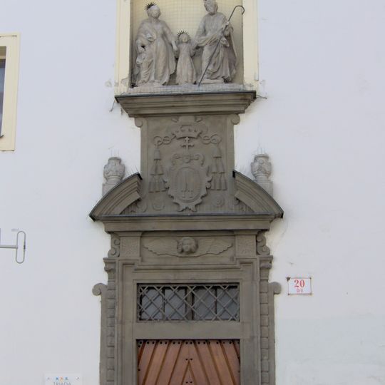 Sousoší Svatých Jáchyma a Anny s Pannou Marií na zdi kláštera Voršilek z Orlí ulice v Brně