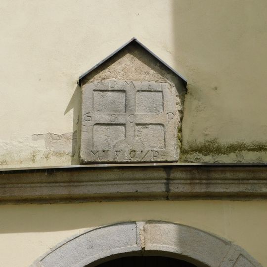 Křížový kámen I zazděný do věže kostela ve Stonařově