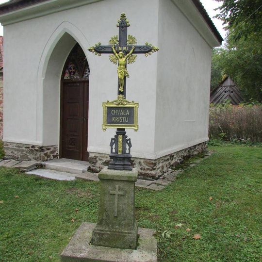 Kříž před kaplí v Miloticích