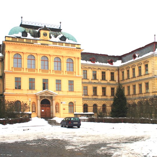 Elementary school Na ostrově