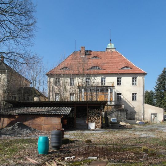 Einzeldenkmale der Sachgesamtheit Kammergut Rennersdorf b. Stolpen: Herrenhaus, Stallgebäude, Torbau, weiteres Seitengebäude, Brauerei und Reste der Hofmauer, an der Stolpener Straße Mord- und Sühnekreuz (siehe auch Sachgesamtheitsdokument - Obj.