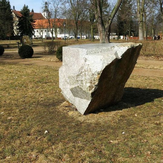 Kamenná plastika Zevnitř a zvenku v zámeckém parku v Ostrově nad Ohří