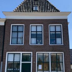 Diep hoekpand met rechte kroonlijst, topschoorsteen en achtertopgevel