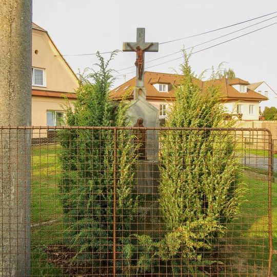 Kříž v Postřelmůvku u hlavní silnice