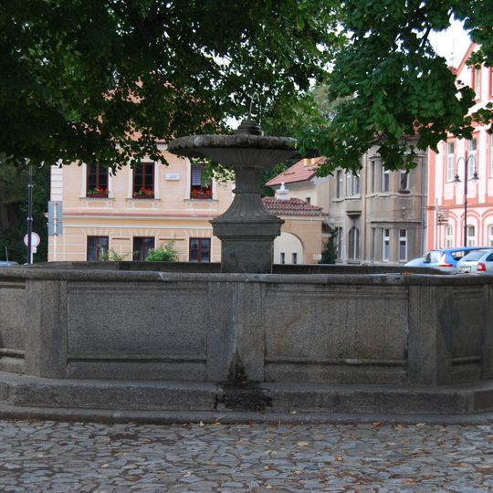 Kašna na náměstí Mikuláše z Husi