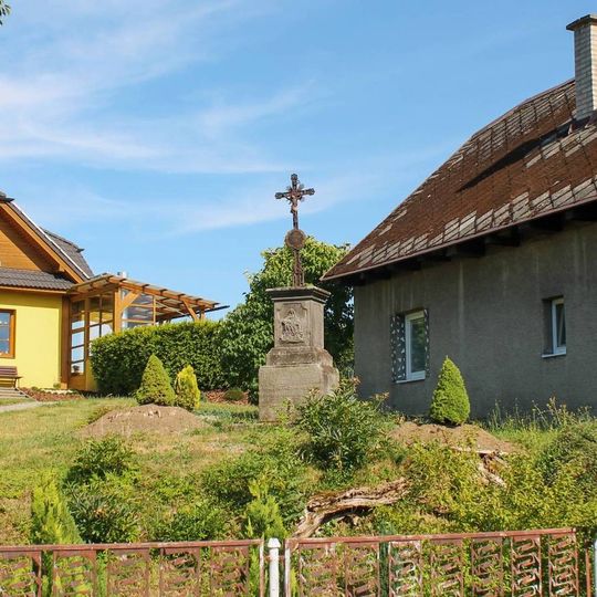 Kříž v Drozdově v zahradě za plotem