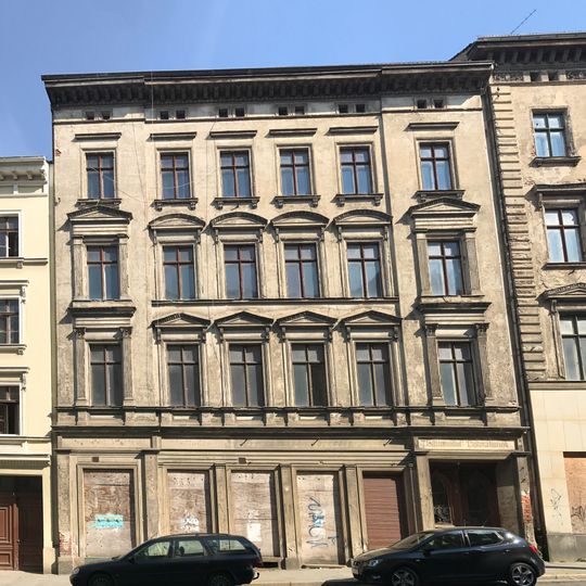 Wohnhaus in geschlossener Bebauung, mit Laden Luisenstraße 7