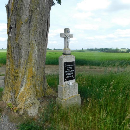 Kříž u cesty severně od Martinic