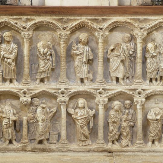 Sarcófago paleocristiano con doble registro de arcos