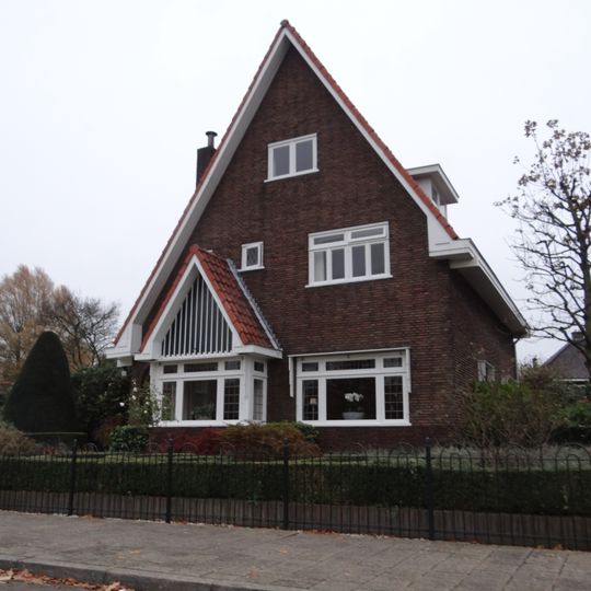 Villa met bedrijfsgebouw