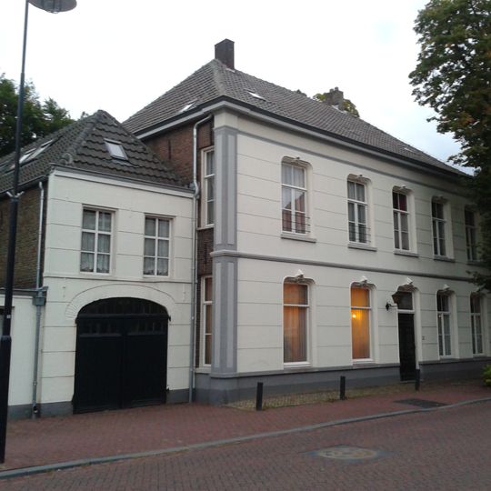 Woning annex koetshuis. 'Alkemade'