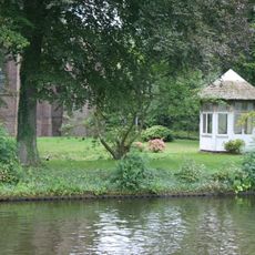 Tuinkoepel in de tuin achter het kerkhof bij de Sint Martinuskerk