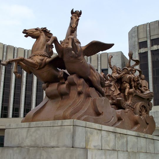 Escultura de grupo «Tranvía de la Felicidad»