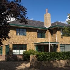 Dokterswoning gebouwd in Interbellum architectuur