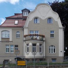 Villa mit Stützmauer und Einfriedung sowie Villengarten St.-Barbara-Platz 1
