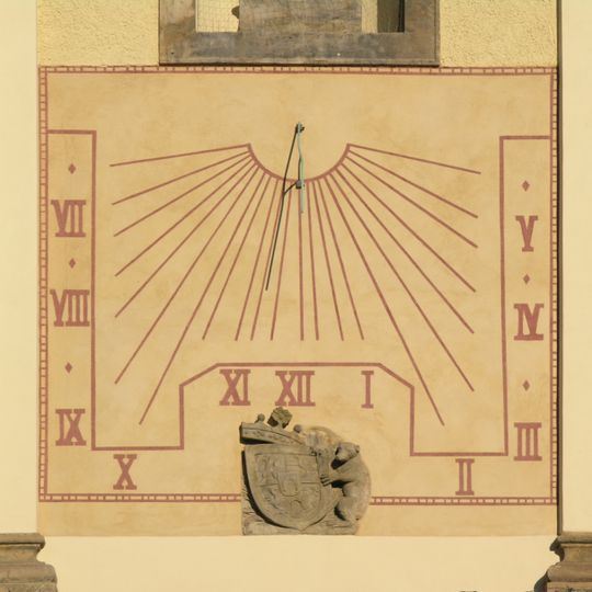 Sluneční hodiny na kostele v Mikulášovicích