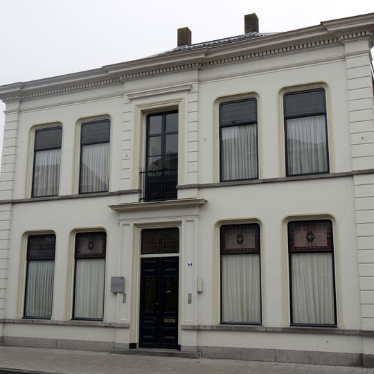 Vrijstaand herenhuis