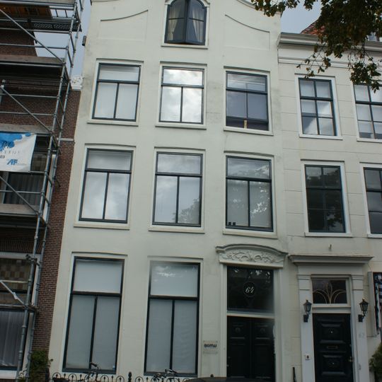 Pand met gepleisterde gevel met gebogen fronton, houten ingangspartij met ornament