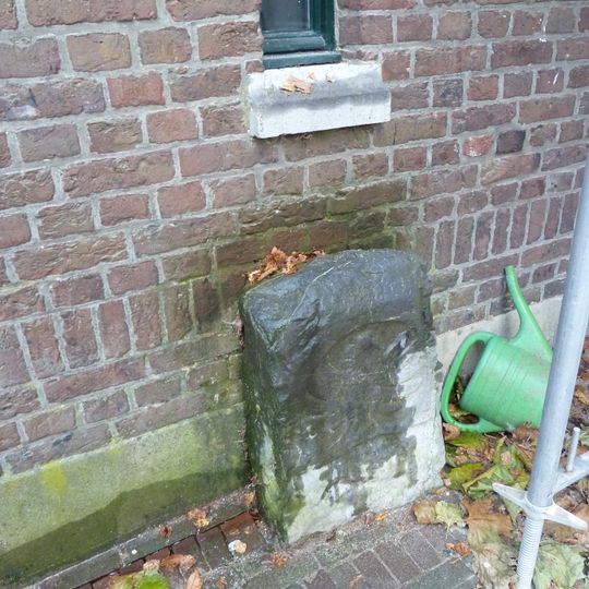 Grenssteen met adelaar Akenerstraat