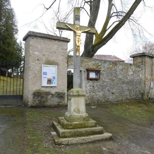 Kříž před kostelem v Sobíňově