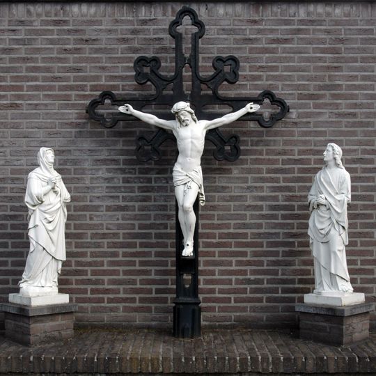 Calvariegroep van drie gietijzeren beelden